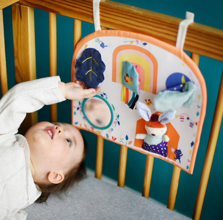 Idée cadeau de naissance : jouets d'éveil sensoriel à suspendre, au lit ou au parc de bébé par exemple. Planche d'activités variés, idéale pour stimuler la curiosité de bébé et l'encourage à faire ses premiers mouvements. 