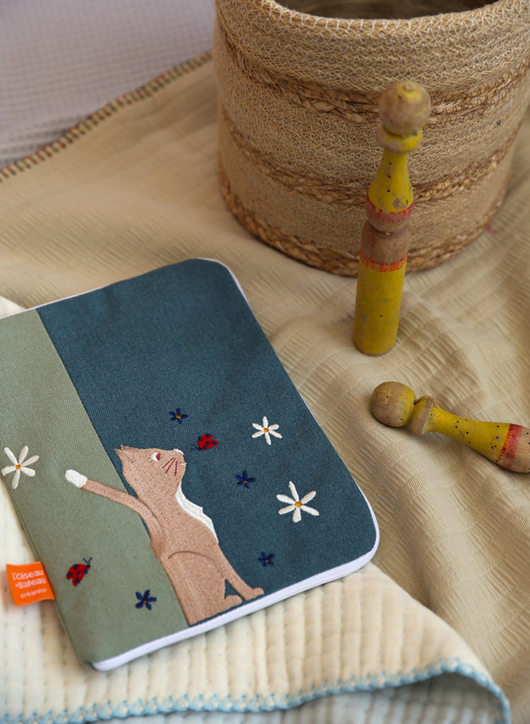 Cadeau de naissance original avec protège carnet de santé bébé personnalisé. Fille, garçon. Bleu petit chat et coccinnelle.