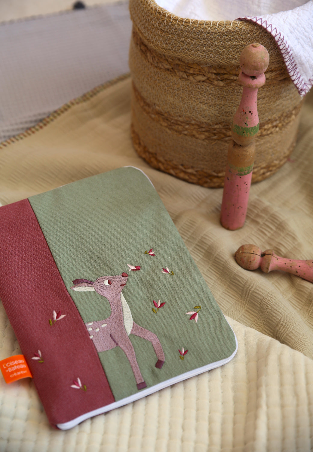 Cadeau de naissance original avec protège carnet de santé bébé personnalisé. Modèle faon vert et rose, idée cadeau. 