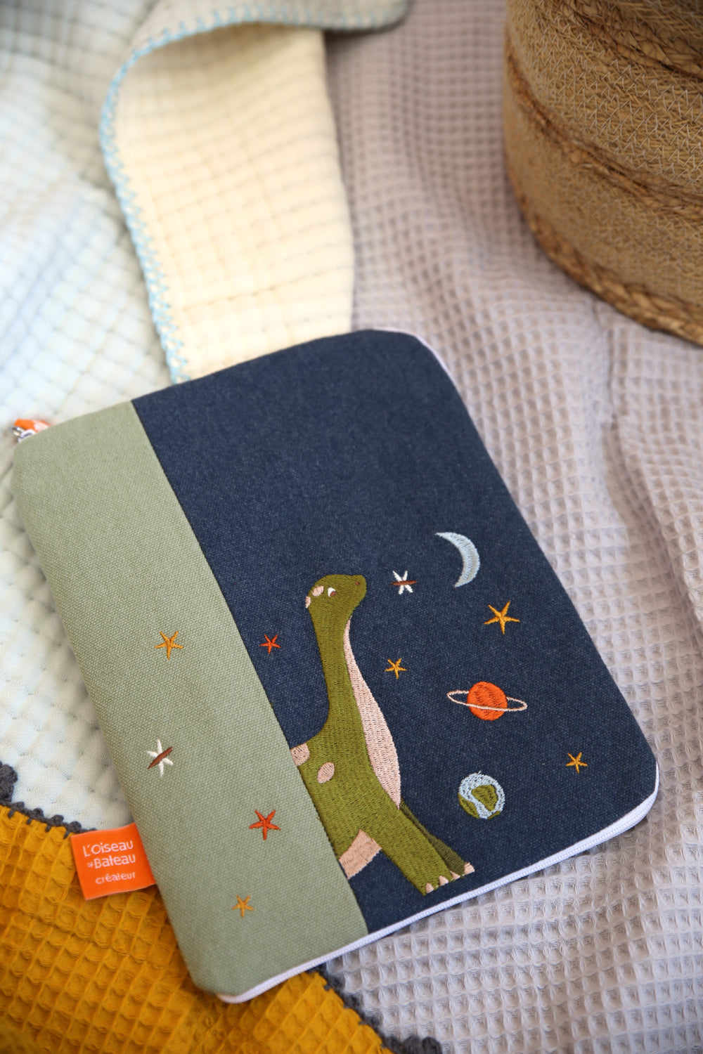 Idée cadeau de naissance personnalisée avec protège carnet de santé bébé. Modèle bleu et vert, dinosaure et planètes.