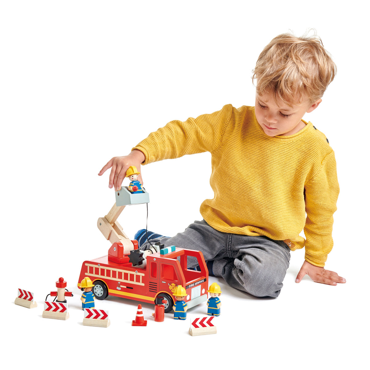 Jouet en bois de qualité pour enfant dès 3 ans. Transport : camion de pompier en bois. Rouge avec échelle et nacelle, signalisation, extincteurs en bois. Une belle idée cadeau pour Noël ou un anniversaire.