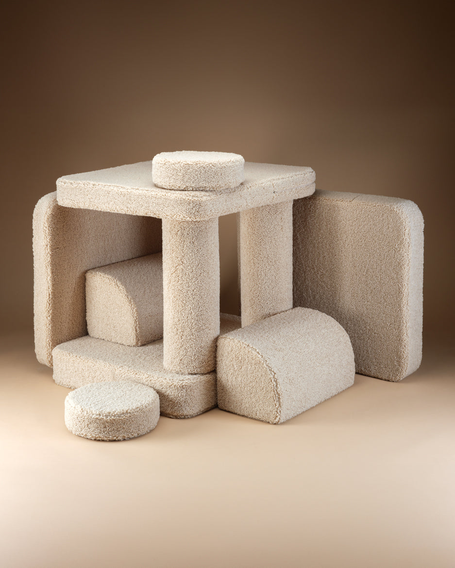 Canapé enfant beige modulable pour coin de jeu créatif.