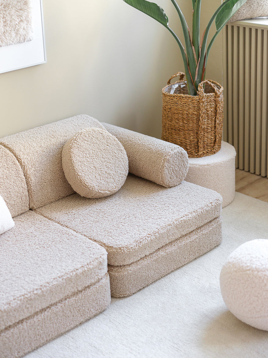 Canapé enfant beige modulable confortable en tissu bouclette.