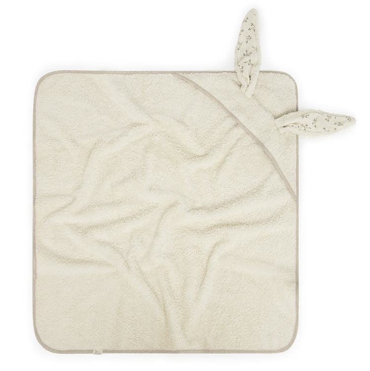 Cape de bain pour bébé en coton, couleur écru, capuche intégrée avec biais en lin et oreilles de lapin avec imprimé printanier feuilles d'olivier délicates. 100% coton oeko-tex. Babyshower.