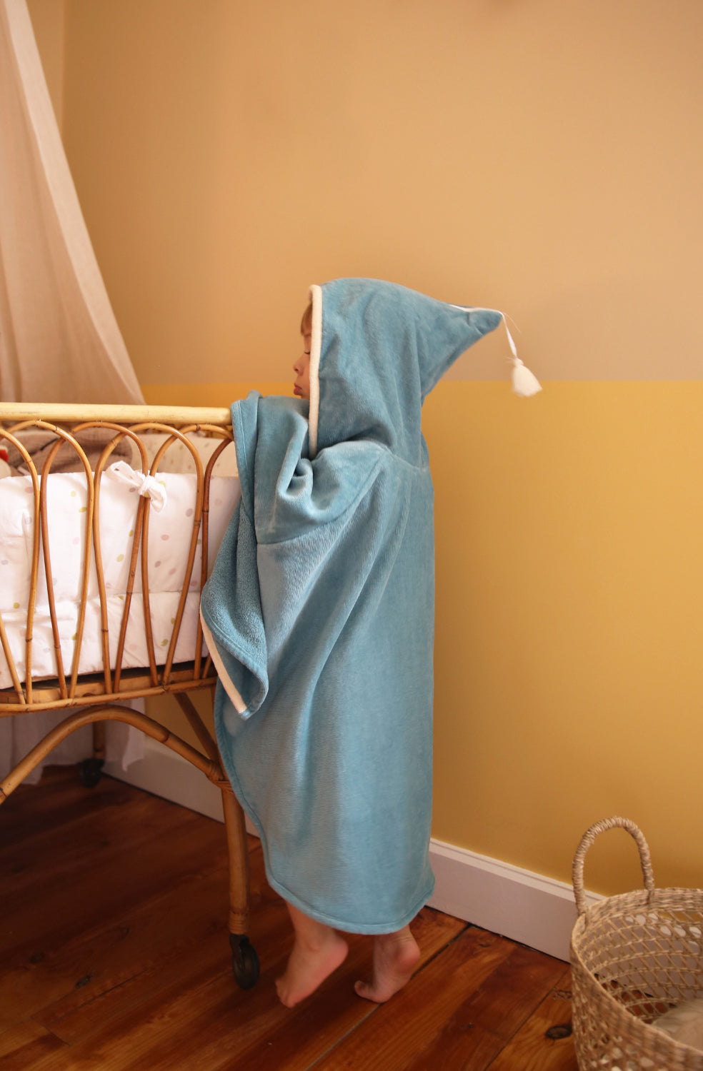 Cape de bain bébé bleue personnalisée prénom brodé portée par un enfant