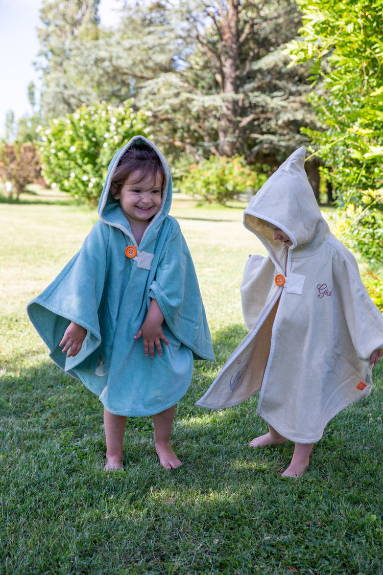 Cape de bain bébé bleue personnalisée prénom brodé en situation après le bain