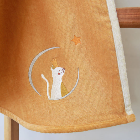 Détail motif chat sur cape de bain bébé jaune personnalisée prénom brodé
