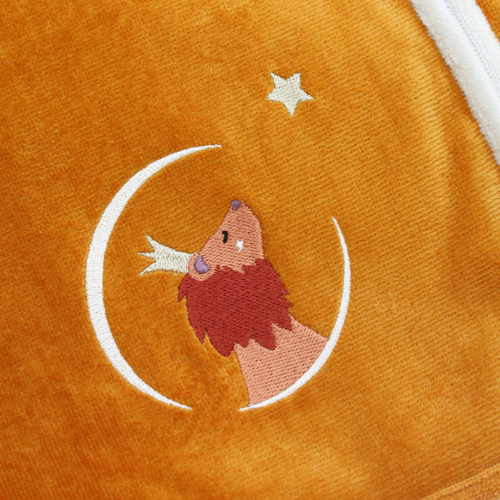 Détail broderie lion sur cape de bain bébé jaune personnalisée prénom brodé