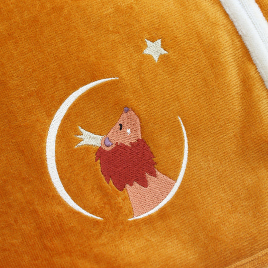 Détail broderie lion sur cape de bain bébé jaune personnalisée prénom brodé