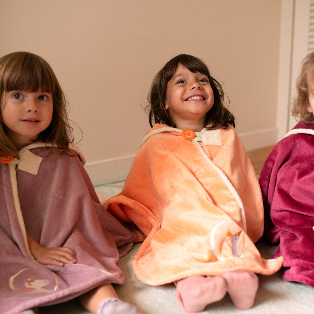 Cape de bain bébé personnalisée dans l’univers du bain enfant, coloris jaune orange