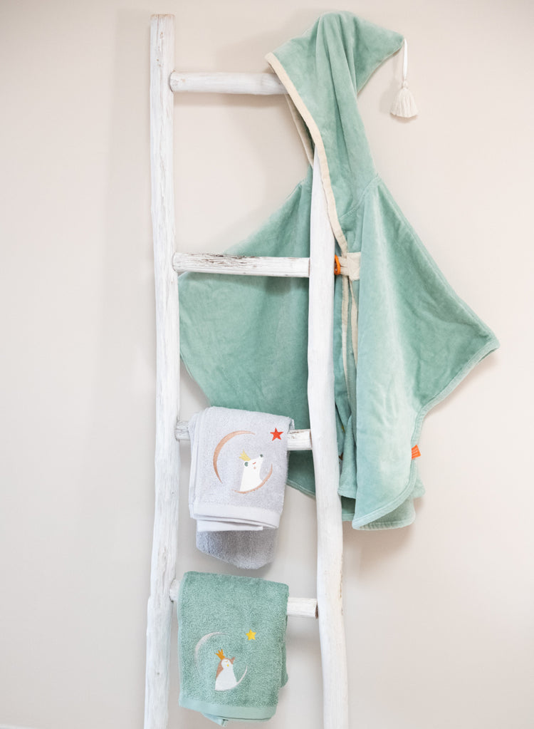 Cape de bain bébé vert clair personnalisée dans un univers de bain enfant