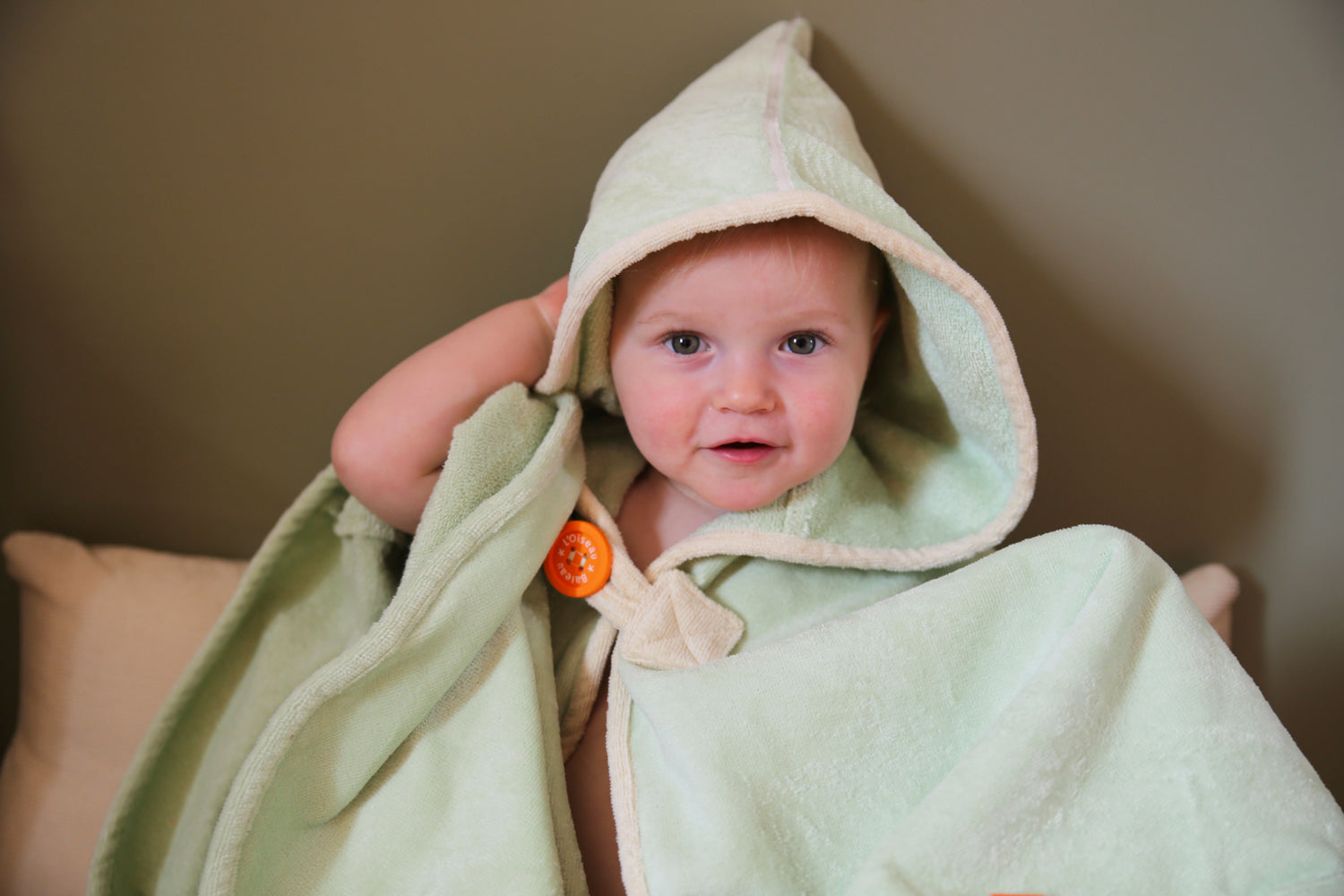 Cape de bain brodée personnalisée avec prénom, accessoire bain doux, cadeau de naissance unique pour bébé