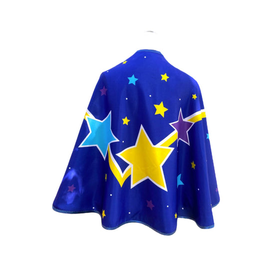 Cape de déguisement super Magicien, super Magie. Pour les enfants dès 3 ans. Fond bleu pétillant avec étoiles bleu, jaune et violette. Eclair jaune. Biais à paillettes.