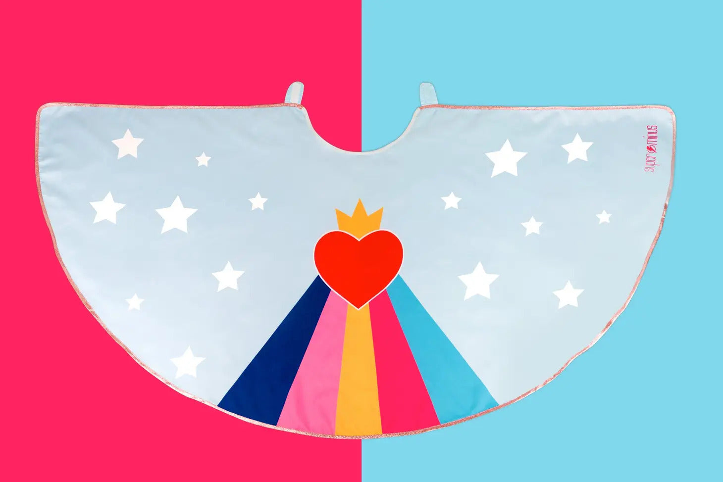 Déguisement de princesse pour le carnaval. Cape de super-hero princesse bleu, arc-en-ciel, couronne et coeur. Made in France. Fun, coloré.