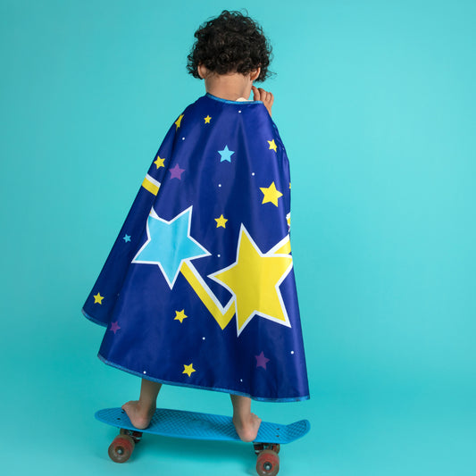 Quel super héros sera votre enfant avec sa cape bleu à étoiles ? Cape de déguisement Super-hero magicien fabriquée en France. Qualité supérieure, design exceptionnel. 