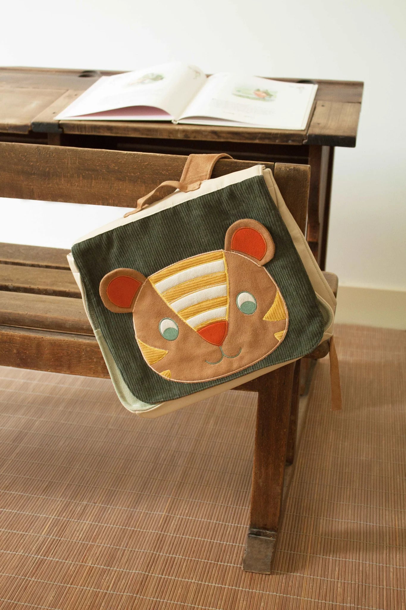 Cartable idéal pour une première rentrée en maternelle, léger, format A4, brodé au prénom de l'enfant.