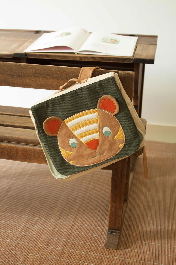 Cartable idéal pour une première rentrée en maternelle, léger, format A4, brodé au prénom de l'enfant.