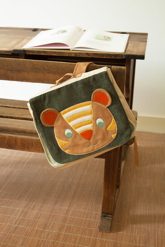 Cartable maternelle A4 motif tigre L'Oiseau Bateau. Léger, en tissu oeko-tex. Idéal pour la petite, moyenne ou grande section. Dès 3 ans. Avec motif original. 