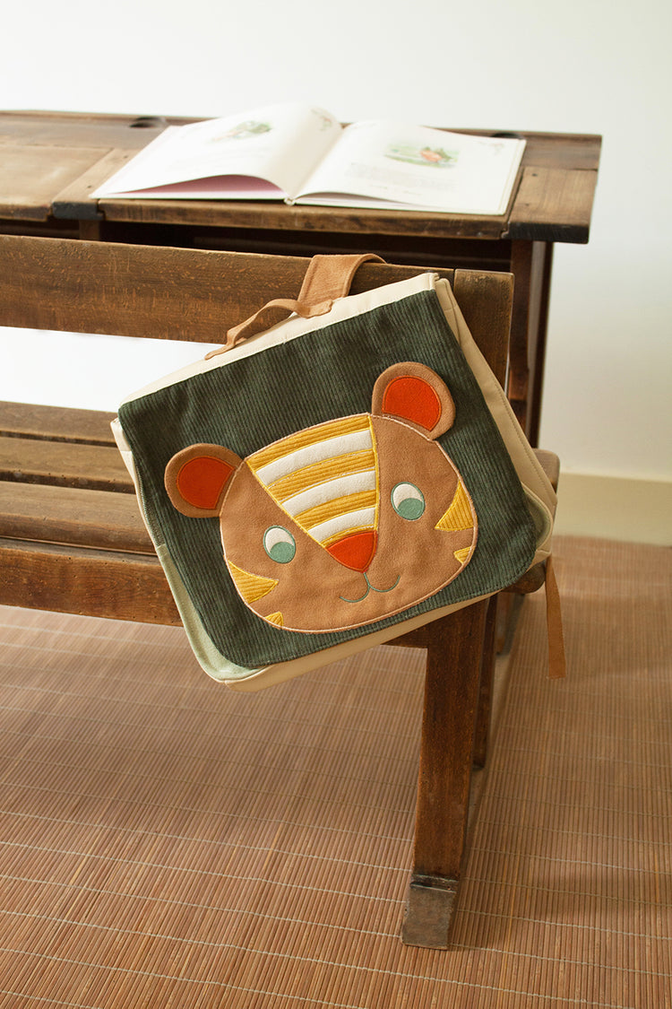 Cartable maternelle A4 motif tigre L'Oiseau Bateau. Léger, en tissu oeko-tex. Idéal pour la petite, moyenne ou grande section. Dès 3 ans. Avec motif original. 