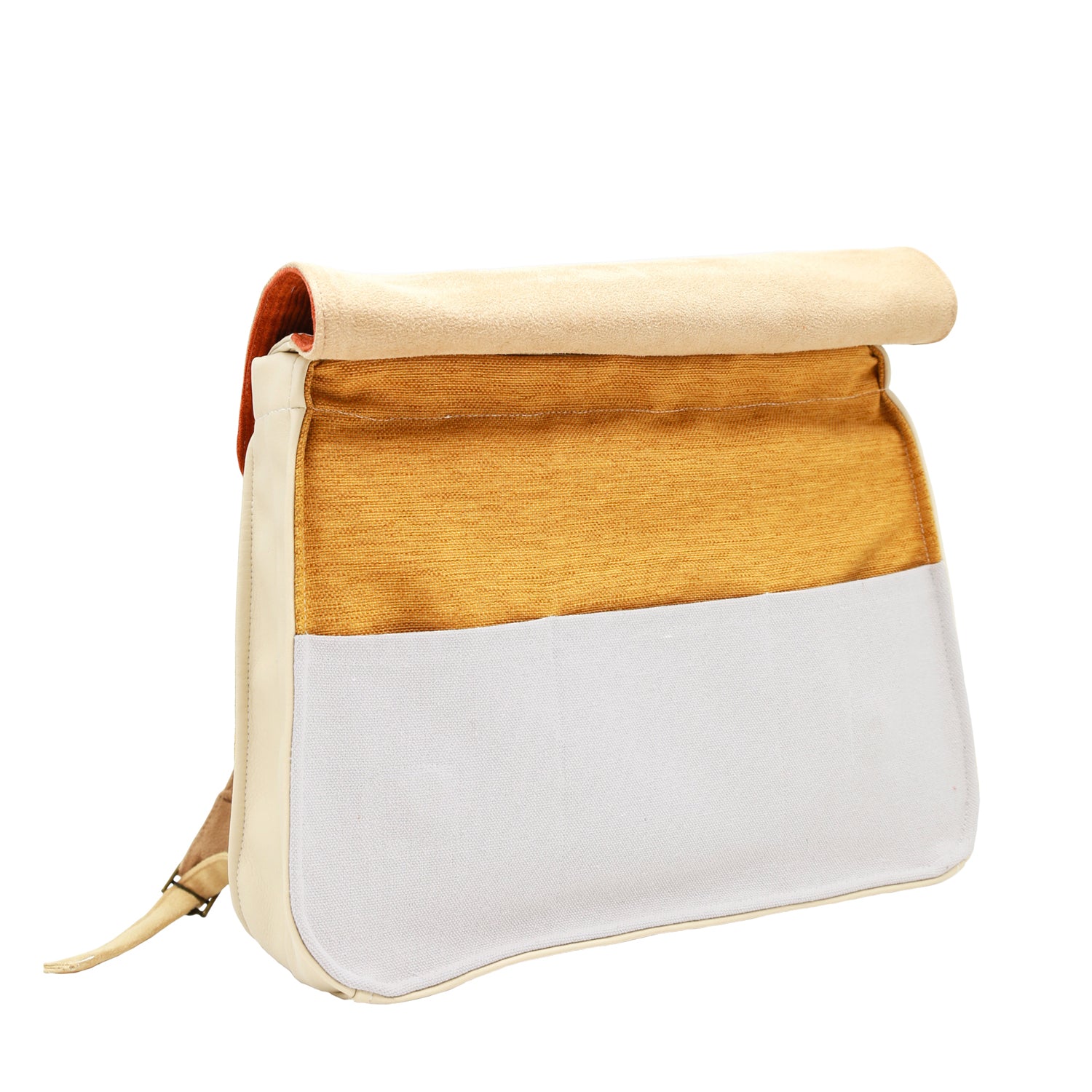 Cartable ourson ouvert. Avec une grande poche centrale format A4 et 3 compartiments en tissu à l'avant pratique pour un gouter ou une gourde. Fermeture aimantée facile à ouvrir. Bretelles ajustables pour confort optimal.