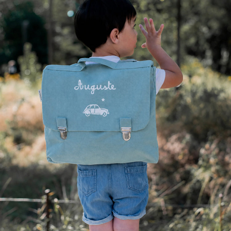 première rentrée scolaire, garçon de 3 ans avec cartable petite section personnalisé au prénom et motif petite voiture. 
