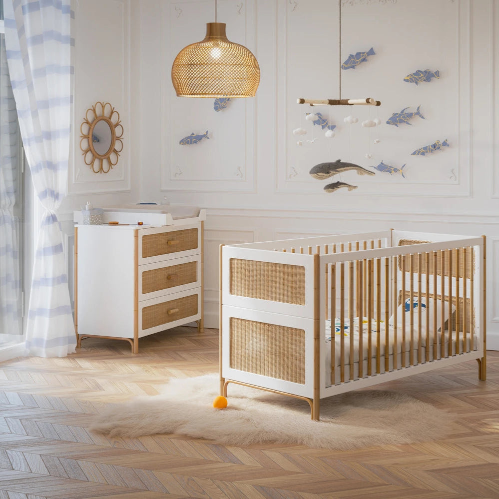 Chambre de bébé avec lit évolutif en bois massif blanc

