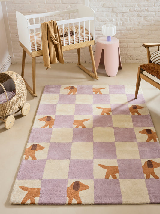 Chambre enfant. Tapis beige damier. Motif original. Tons beige et violet lila.