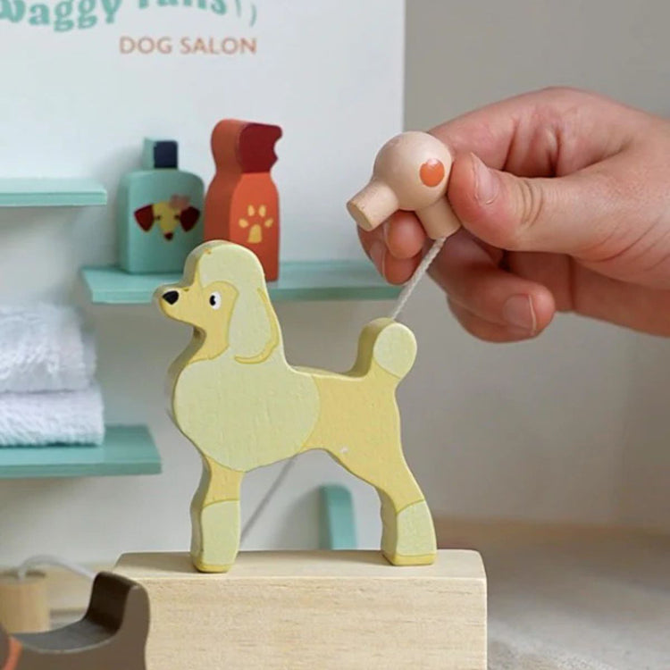chien jouet en bois dans un salon de toilettage avec sèche-cheveux jouet pour enfant