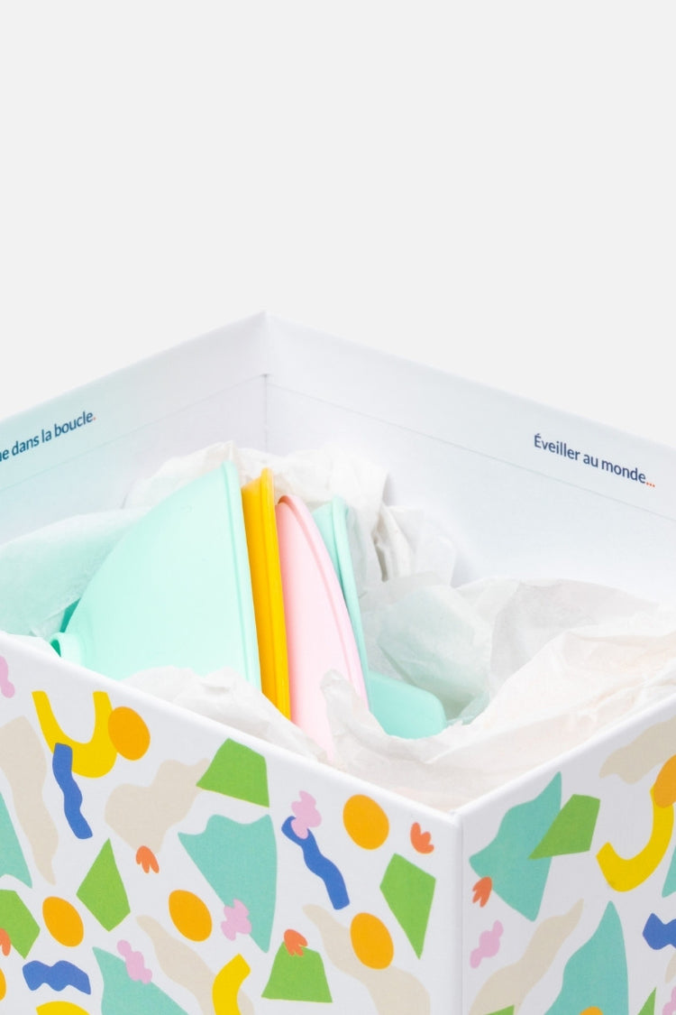 Coffret cadeau prêt à offrir : boite en carton blanc et formes de couleurs pastel. Peut s'utiliser pour stocker ensuite de petits souvenirs. 