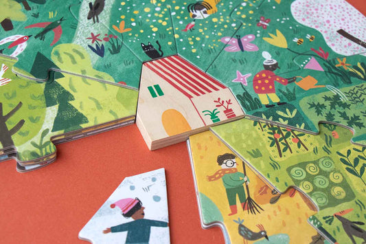 Maison en bois , entourées de pieces de puzzles présentant les cycles et les saisons aux enfants dès 3 ans. Une idée cadeau idéale pour enfant dès 3 ans.