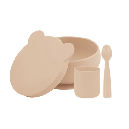 Coffret repas pour bébé comportant un bol avec ventouse et couvercle pouvant également servir d'assiette d'appoint, un gobelet bébé et une cuillère bébé. De couleur nude, mixte pouvant convenir aux filles ou aux garçons. Dès l'âge de 6 mois.