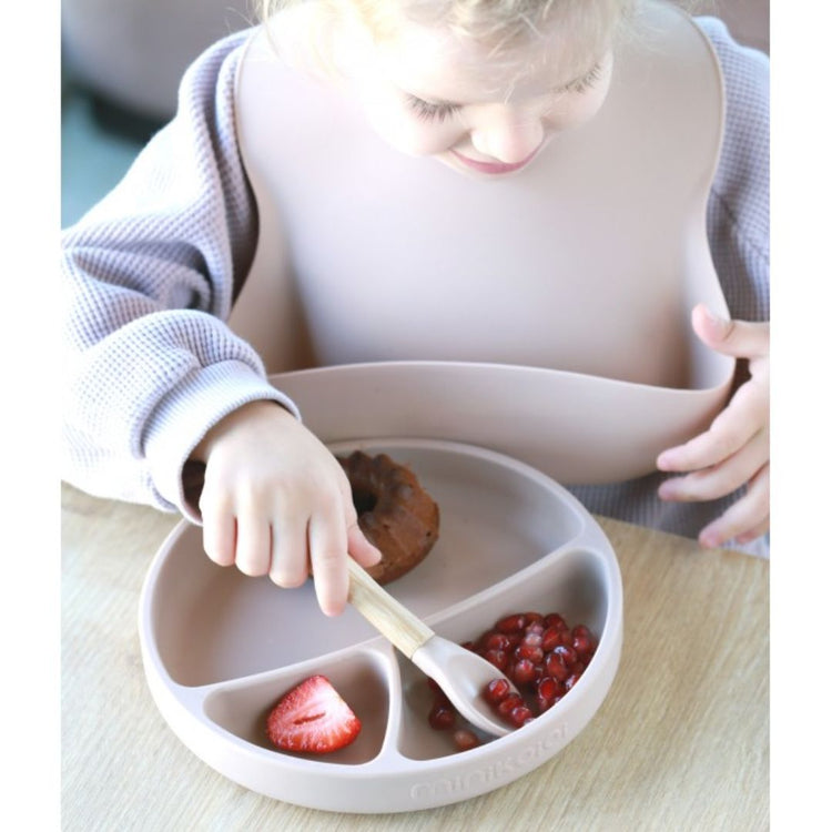 Coffret de 3 produits idéal pour les premiers repas autonomes de votre enfant : une assiette avec 3 compartiments pour bien différencier goûts et aliments (ici fraises, gateau et mures); un bavoir ajustable et une cuillère adaptée aux petites mains hésitantes des bébé.