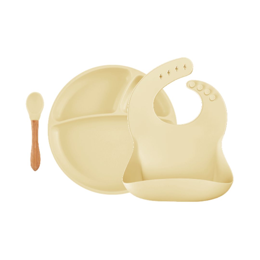 Coffret repas pour enfant dès 6 mois, composé d'un bavoir récupérateur en silicone, d'une assiette compartimentée avec base ventouse et d'une cuillère manche bambou et cuillère silicone. Couleur jaune miel, mixte fille ou garçon.