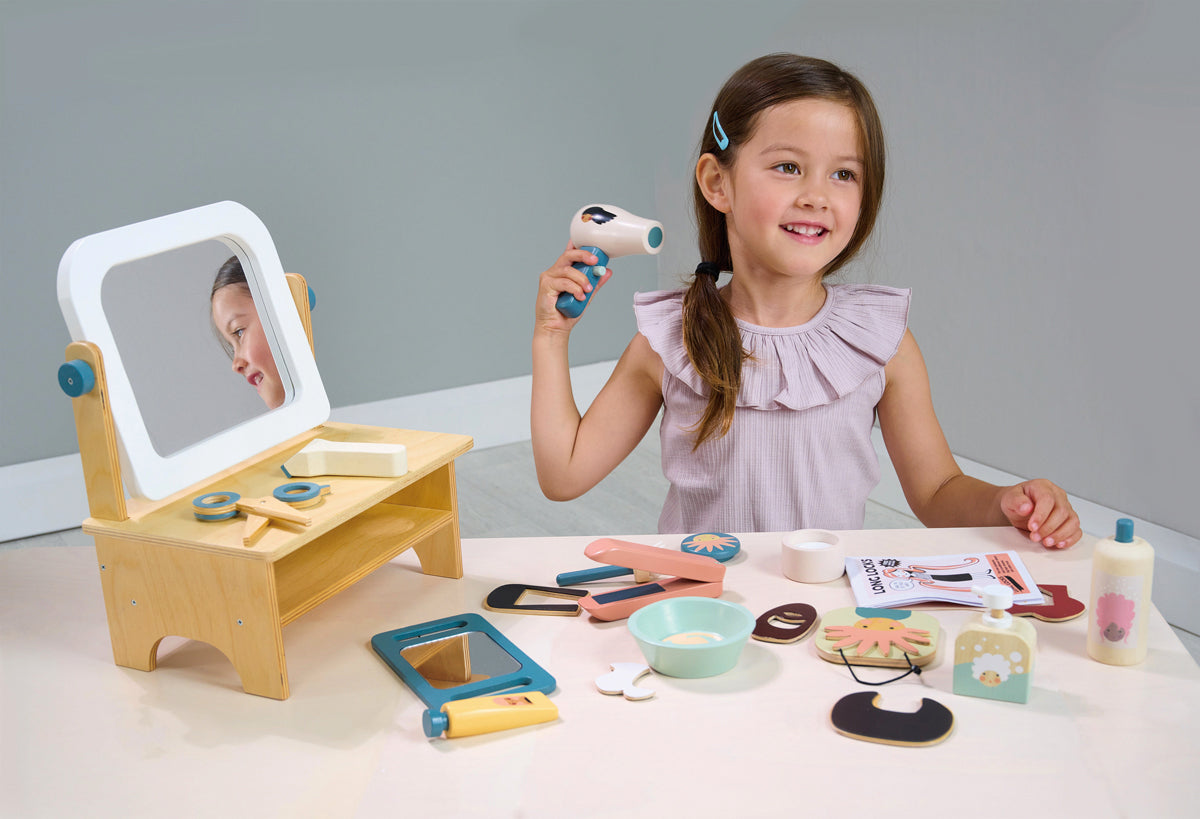 Jouet coiffeuse en bois avec accessoires : sèche-cheveux, ciseaux, fer à lisse