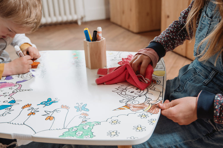 Enfant efface un dessin sur la Coloritable – activité réutilisable à l’eau