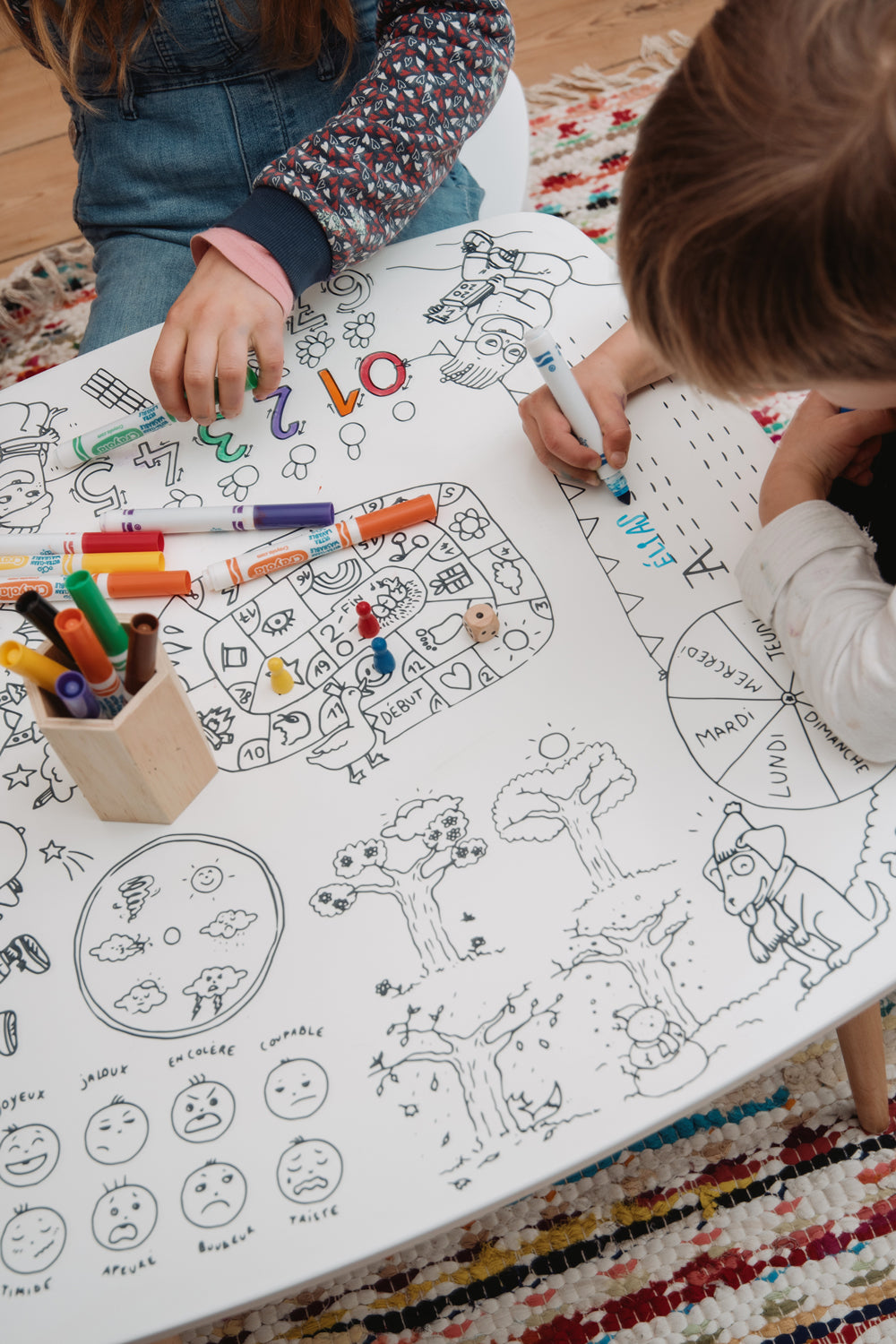 Gros plan sur une table coloriage enfant – jeux, émotions et apprentissage