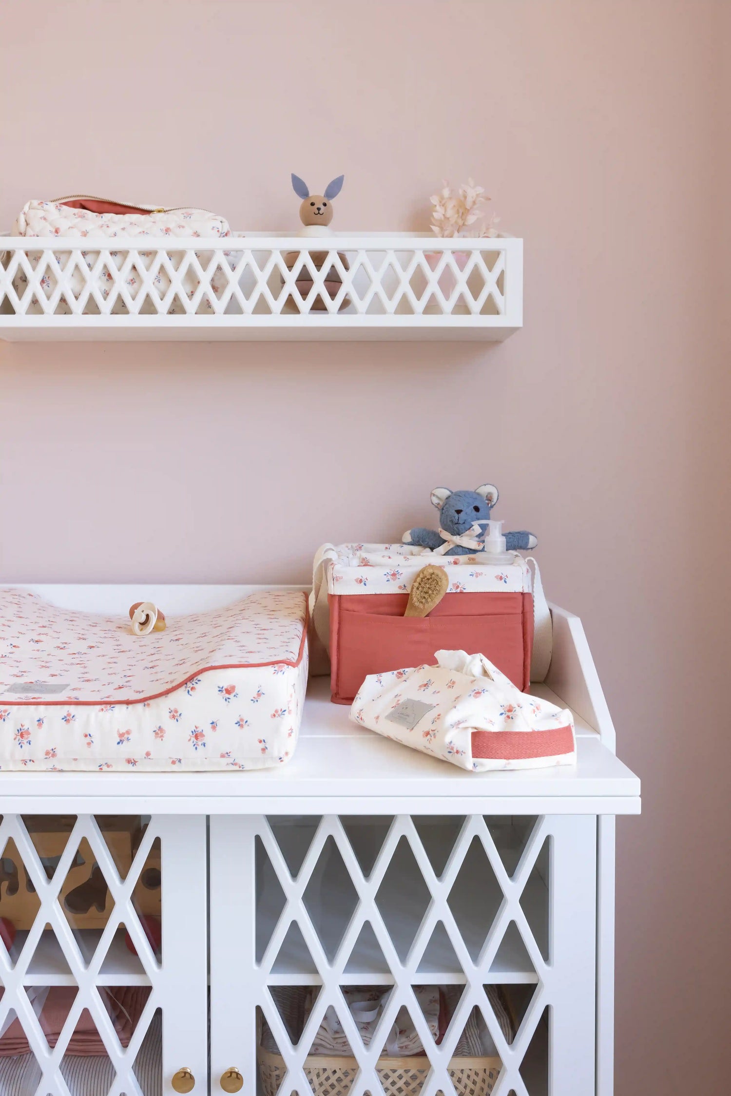 Mobilier bébé Cam Cam Copenhagen : commode à langer évolutive Harlequin dans une chambre décorée