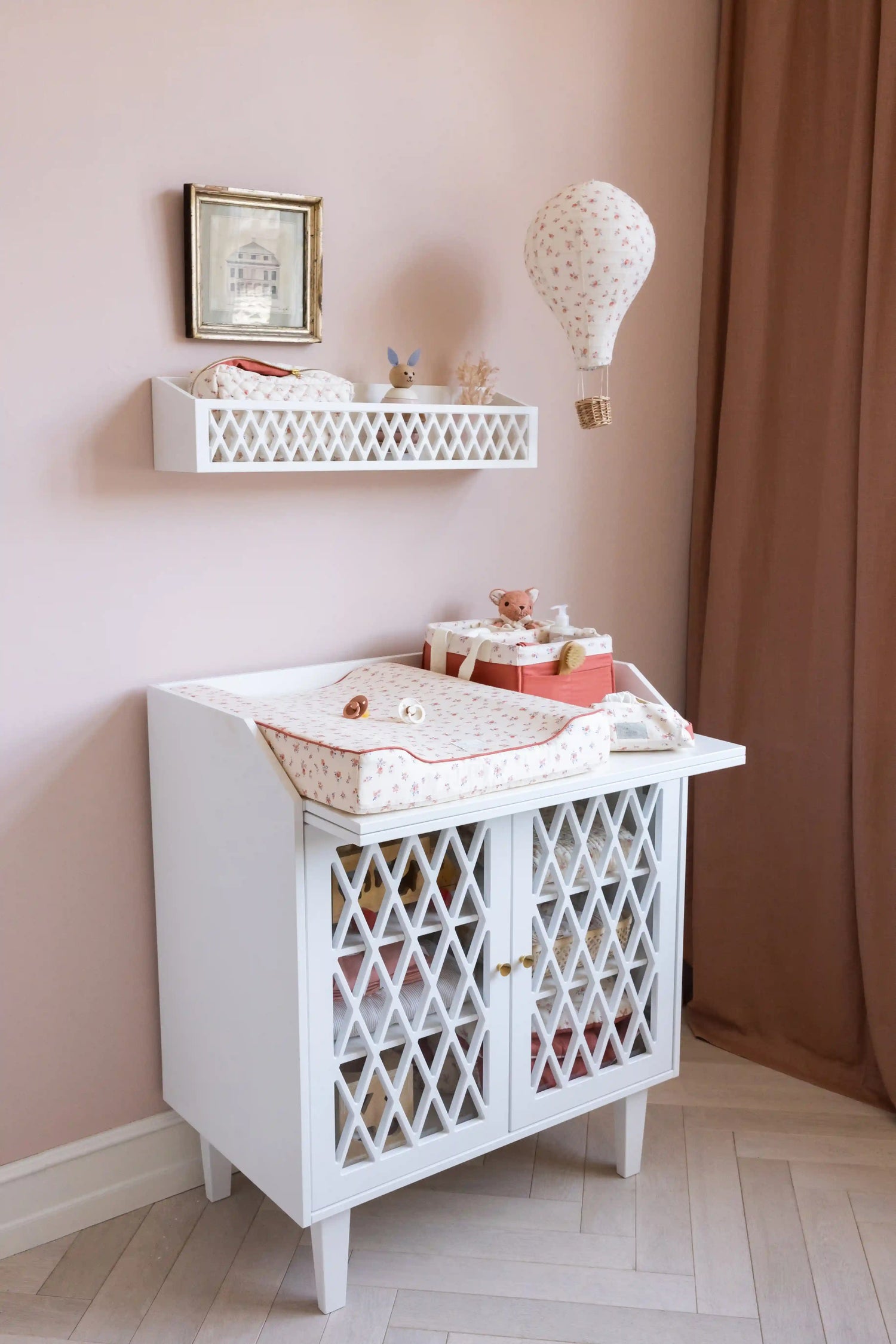 Commode à langer Harlequin Cam Cam Copenhagen en bois blanc dans une chambre bébé élégante