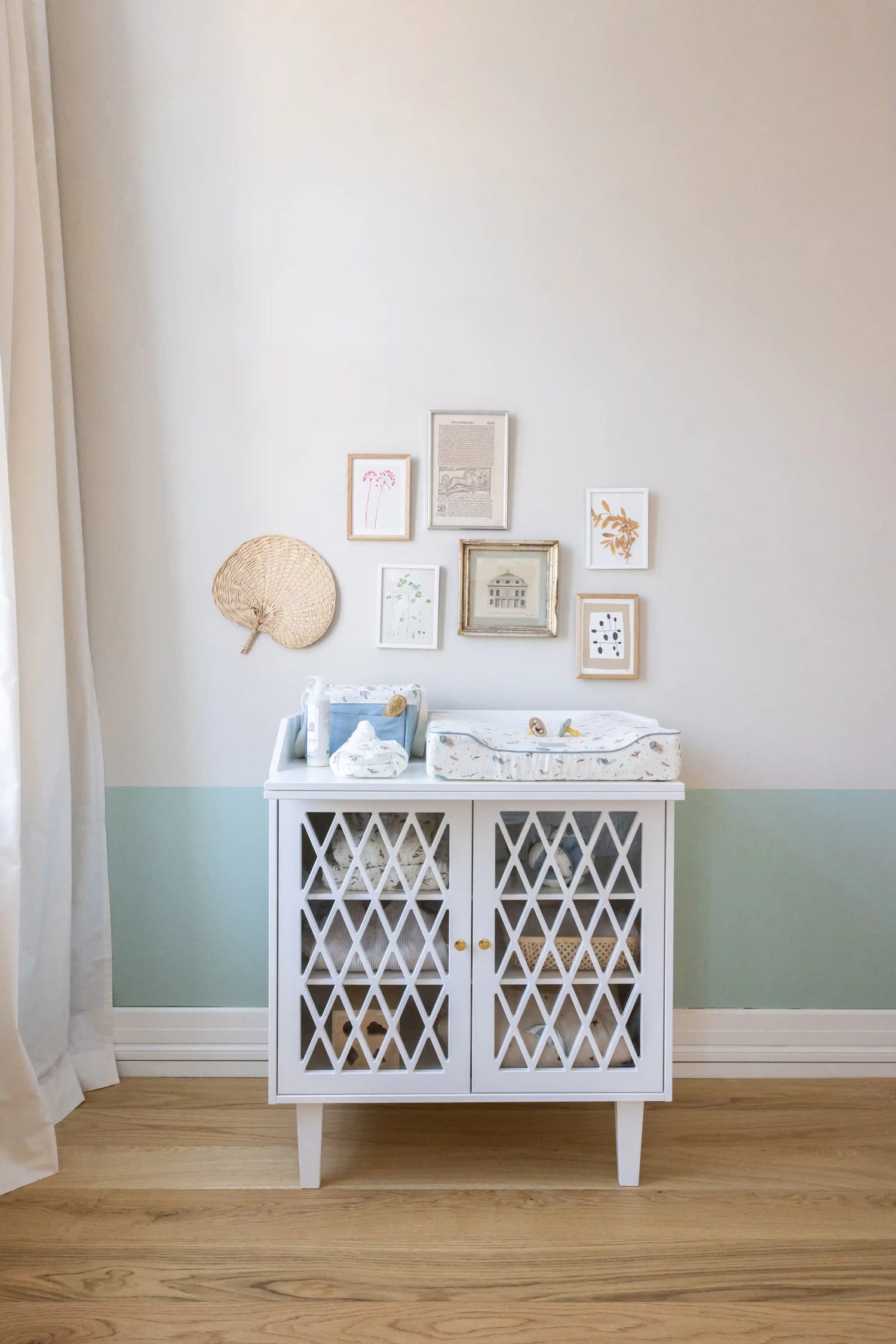 Commode Harlequin Cam Cam fermée, utilisée comme armoire dans une chambre d’enfant