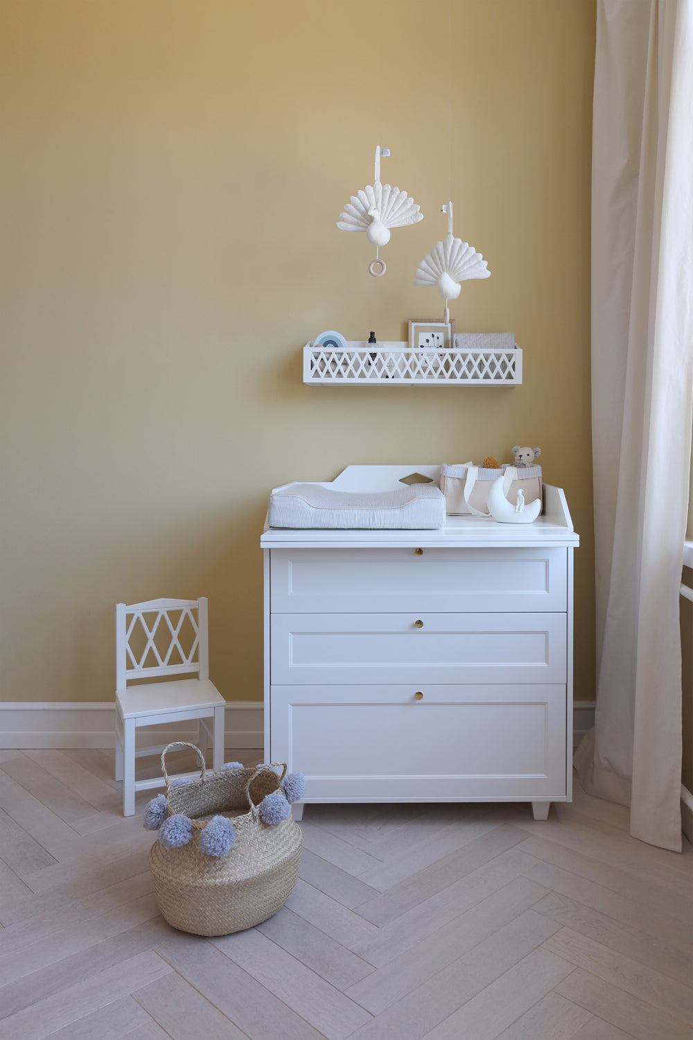 Commode à langer en bois blanc 3 tiroirs Luca en bois blanc dans chambre bébé. Déco douce et mixte.