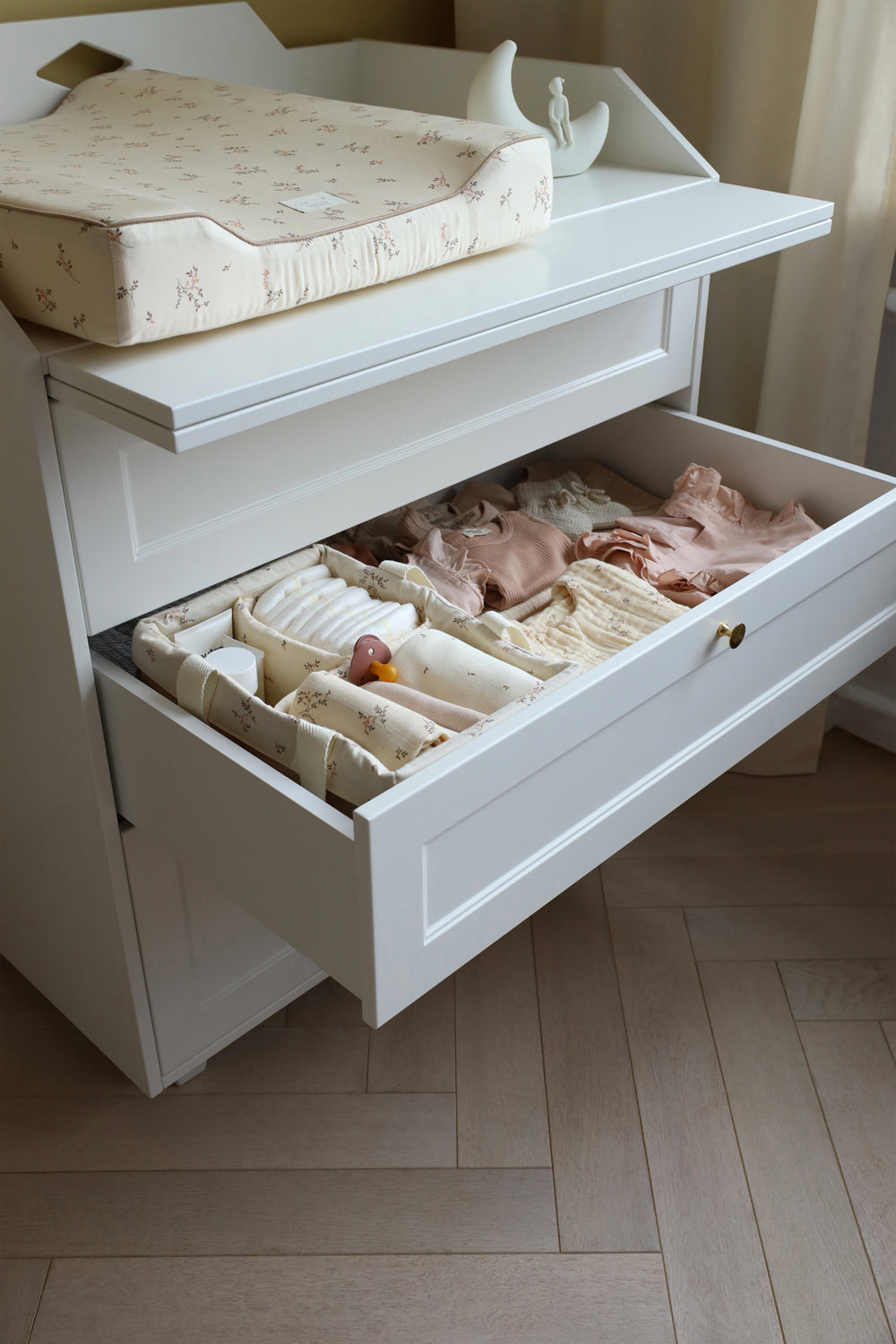 Détail des tiroirs spacieux de la commode à langer 3 tiroirs Luca
