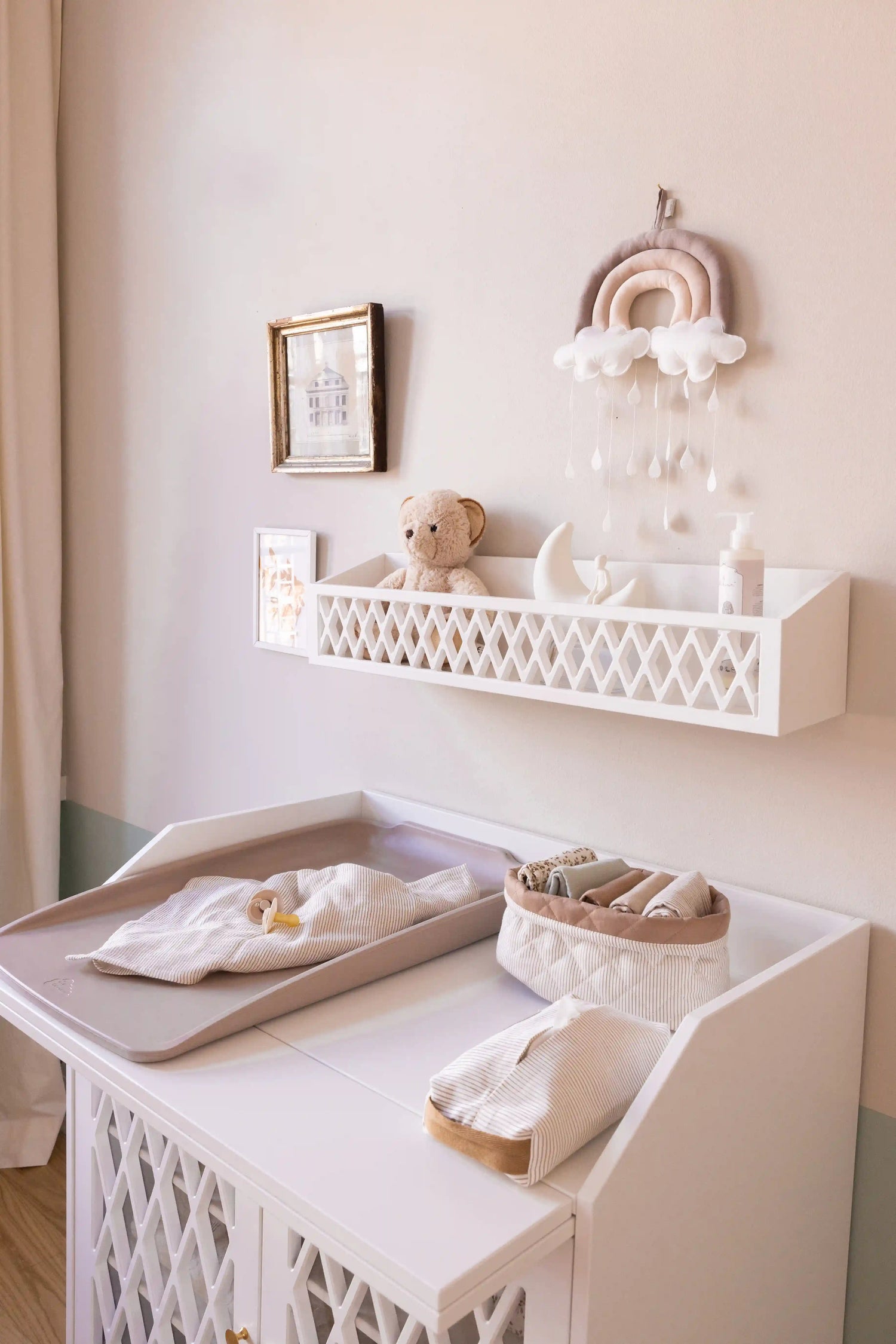 Commode table à langer Harlequin au design intemporel dans une chambre bébé chic