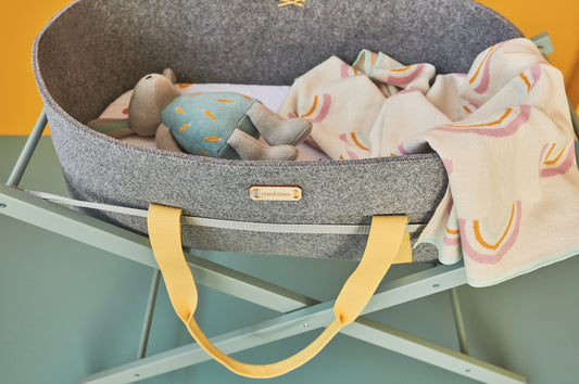 Couffin bébé en laine. Confortable et léger. Idéal pour la naissance et les premiers 6 mois. Design élégant, couleur intemporelle grise et anses jaune. Mokee.
