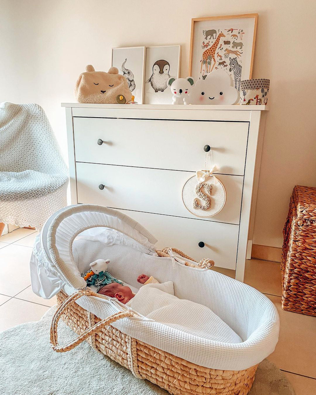 Couffin osier vintage pour bébé. Avec anses et capuche rétractable pour préserver bébé de la lumière et lui offrir un confort optimal dès la naissance.