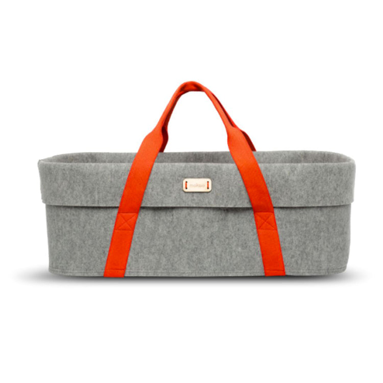 Couffin souple pour bébé. Fabriqué en Europe. Matériaux de qualité 90% laine, fond du panier en bois certifié FSC. Vendu avec matelas adapté et drap coloris gris/blanc.