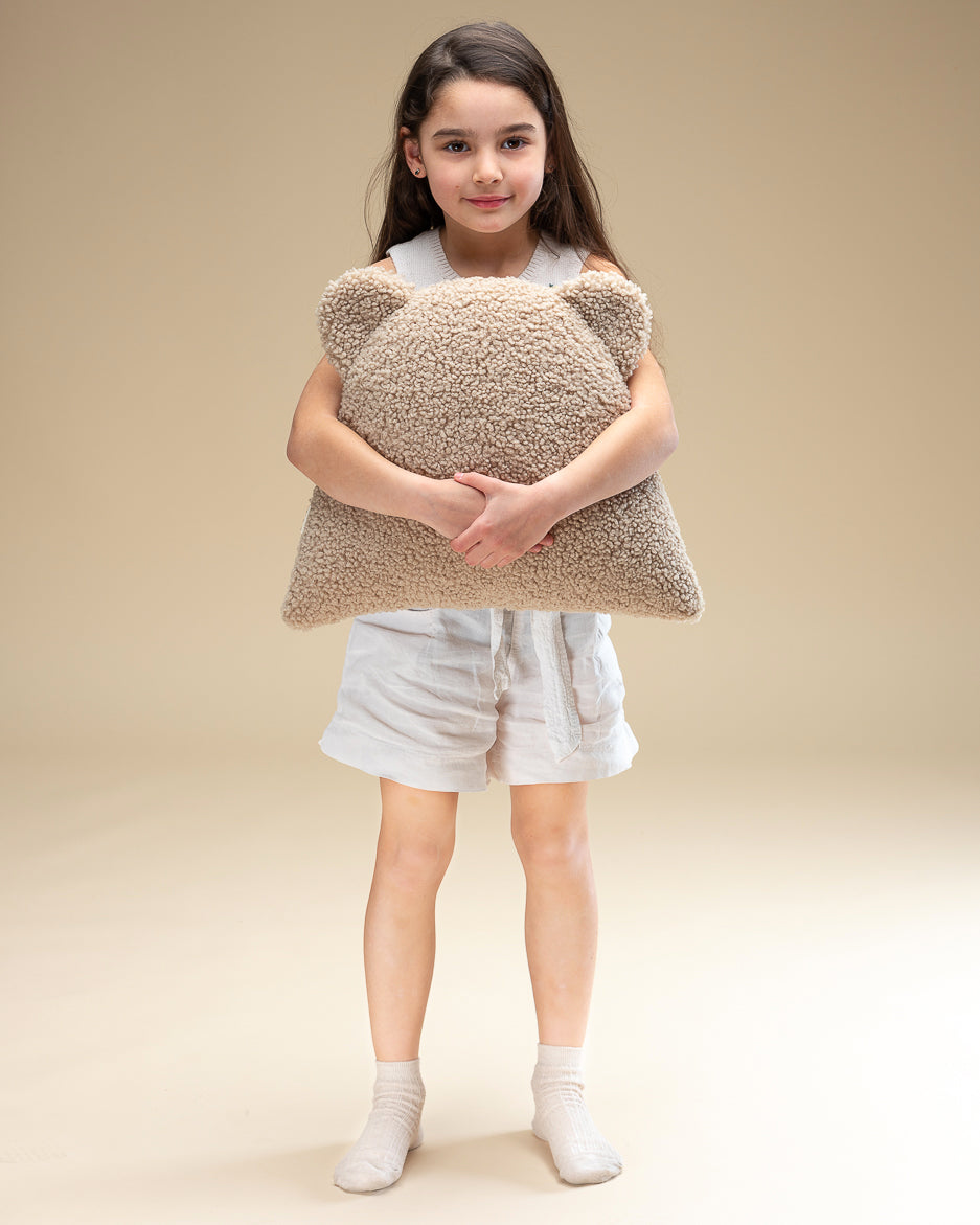 Coussin déco pour chambre enfant ou pour aménager avec élégance un coin lecture. Doux et confortable. Tissu peluche certifié Oeko-tex. Production locale en Europe, écoresponsable.