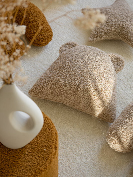 Coussin peluche ourson. Accessoire déco tendance pour chambre enfant, fille ou garçon. Couleurs neutre : beige biscuit. Wigiwama.