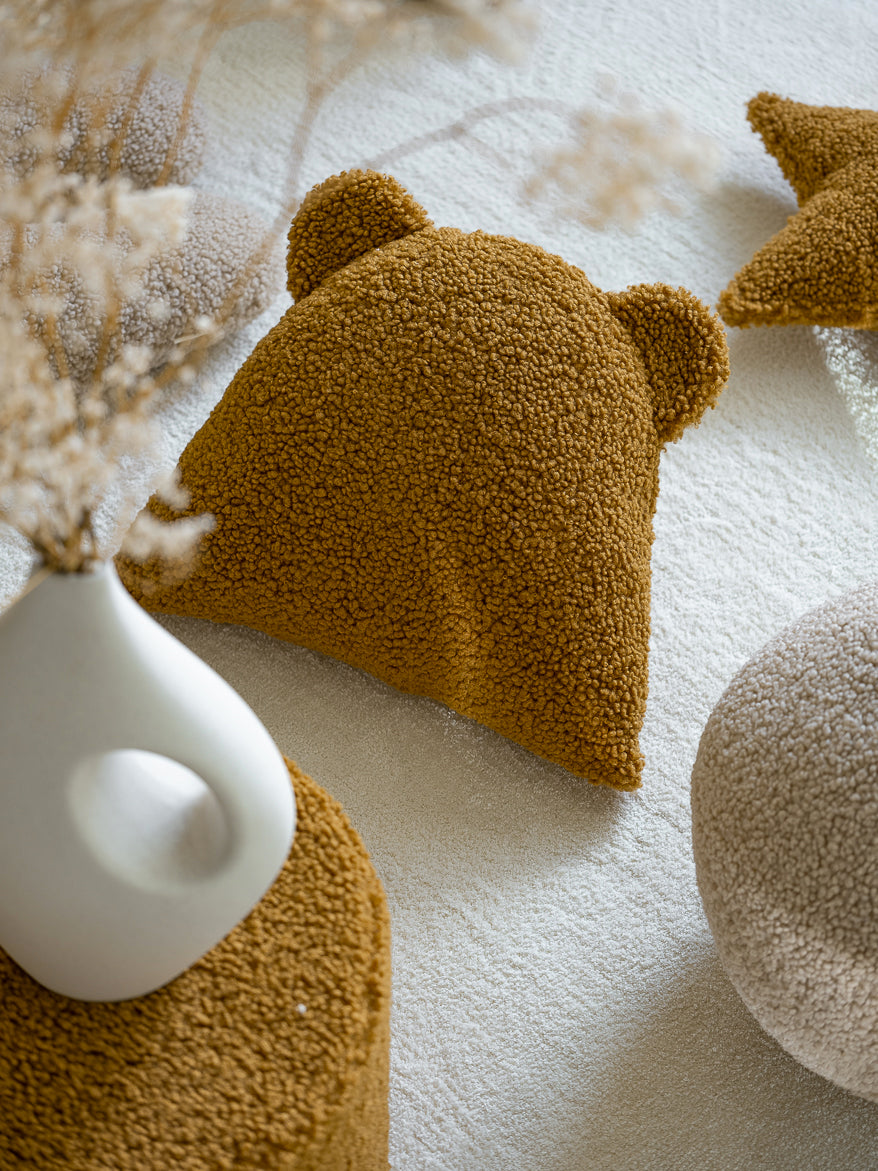 Coussin ourson en peluche, moumoute couleur Erable. Déco originale pour chambre bébé ou enfant. Oeko-tex. Made in Europe.
