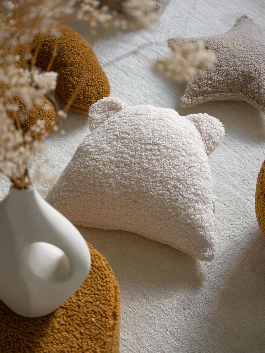 Coussin peluche en forme d'ourson. Accessoire déco chambre d'enfant. 