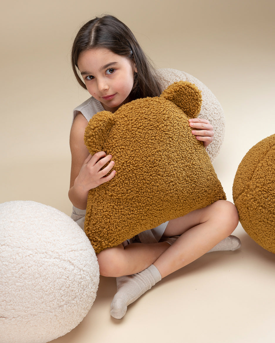 Coussin en moumoute couleur Erable. Idéal pour décorer un chambre d'enfant ou un coin lecture. Confort, design. Fabriqué en Europe.